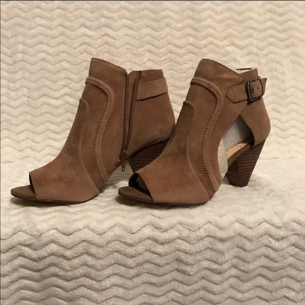 Vince Camuto VC-Ennley Khaki Suede Bootie